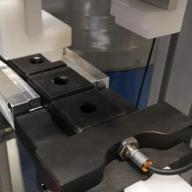 Linearförderer Nahaufnahme eines Sensors auf einem Linearförderer als Bestandteil der Zuführtechnik