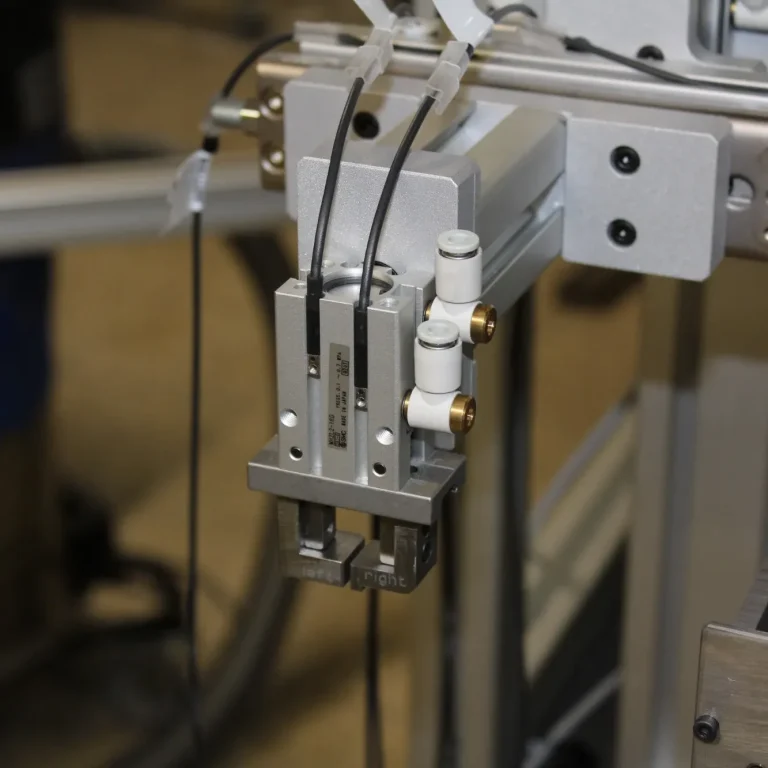 Parallelgreifer Automatisierter Greifer mit Sensortechnik zur präzisen Handhabung.