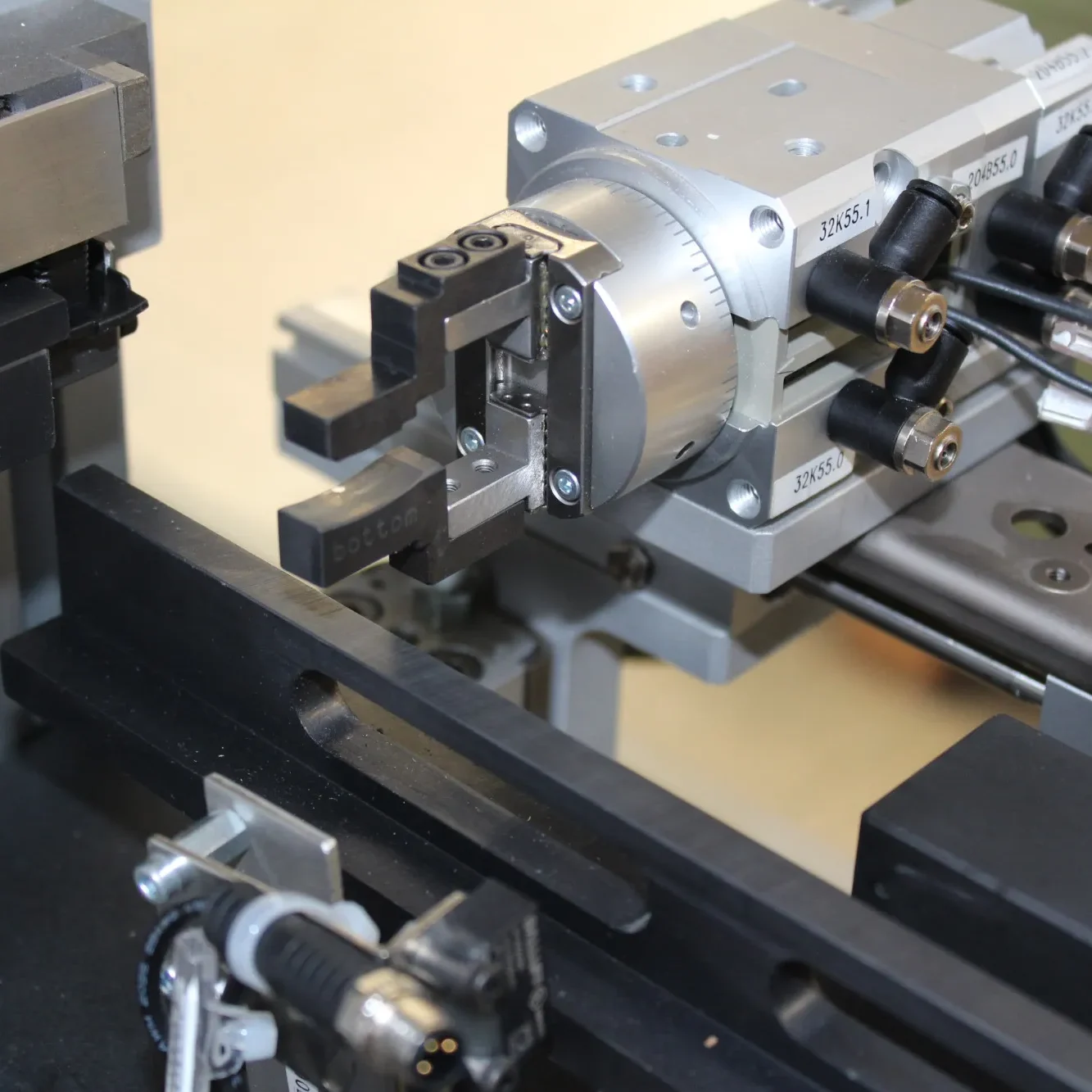 Zuführtechnik Präzises mechanisches Gerät mit verschiedenen Komponenten für technische Anwendungen.