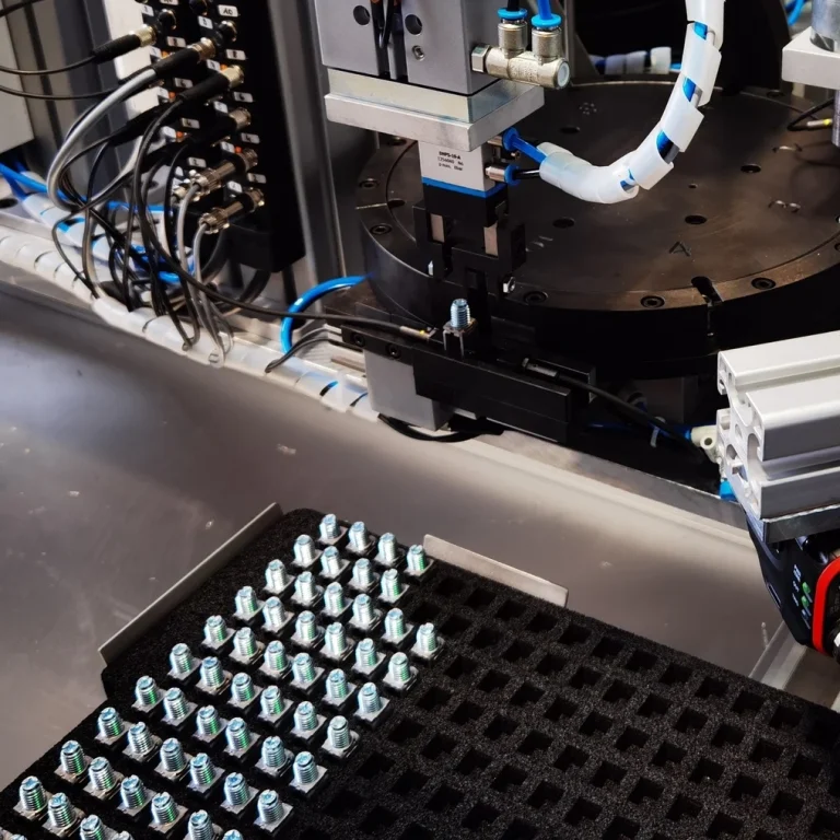 Abteilsystem Mechanisches Bauteil für die Zuführtechnik mit Schienen und Schrauben für präzise Bewegungen zum Abteilen von Bauteilen.